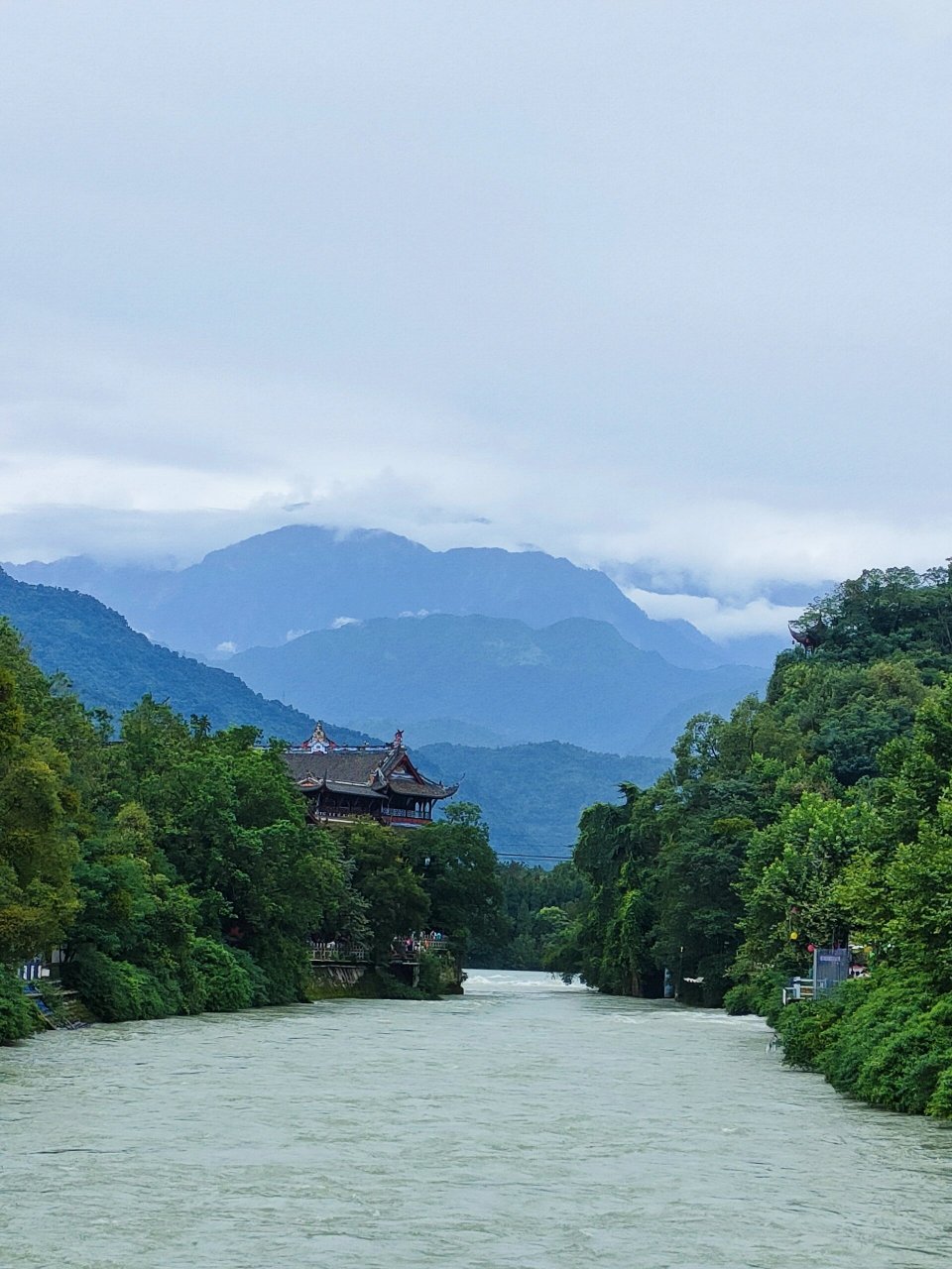成都周边的小众爬山路线 92【概况】: 成都都江堰市的【灵岩山】是