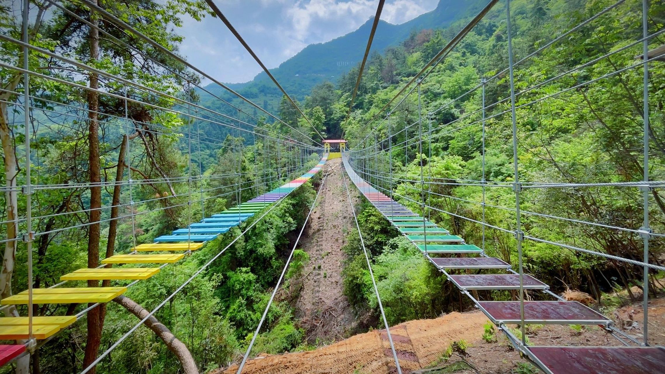 马岭天观 马岭天观佛手桥:一双巨大的手由山中伸出,托起一座金色的桥
