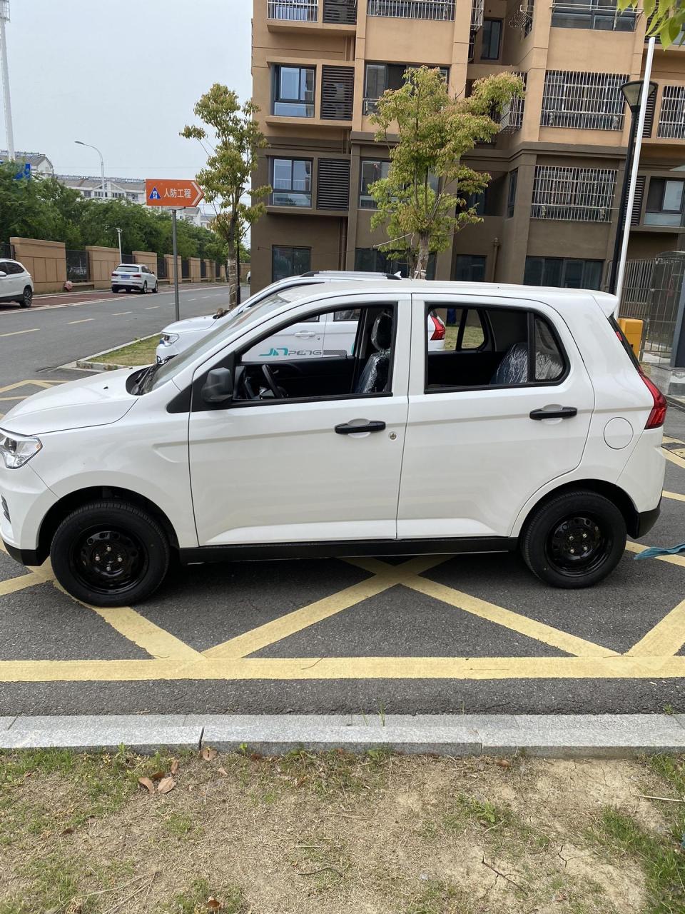 庆五一劳动节,金彭所有电动轿车车型都直降3000元,金彭d70s只卖21999