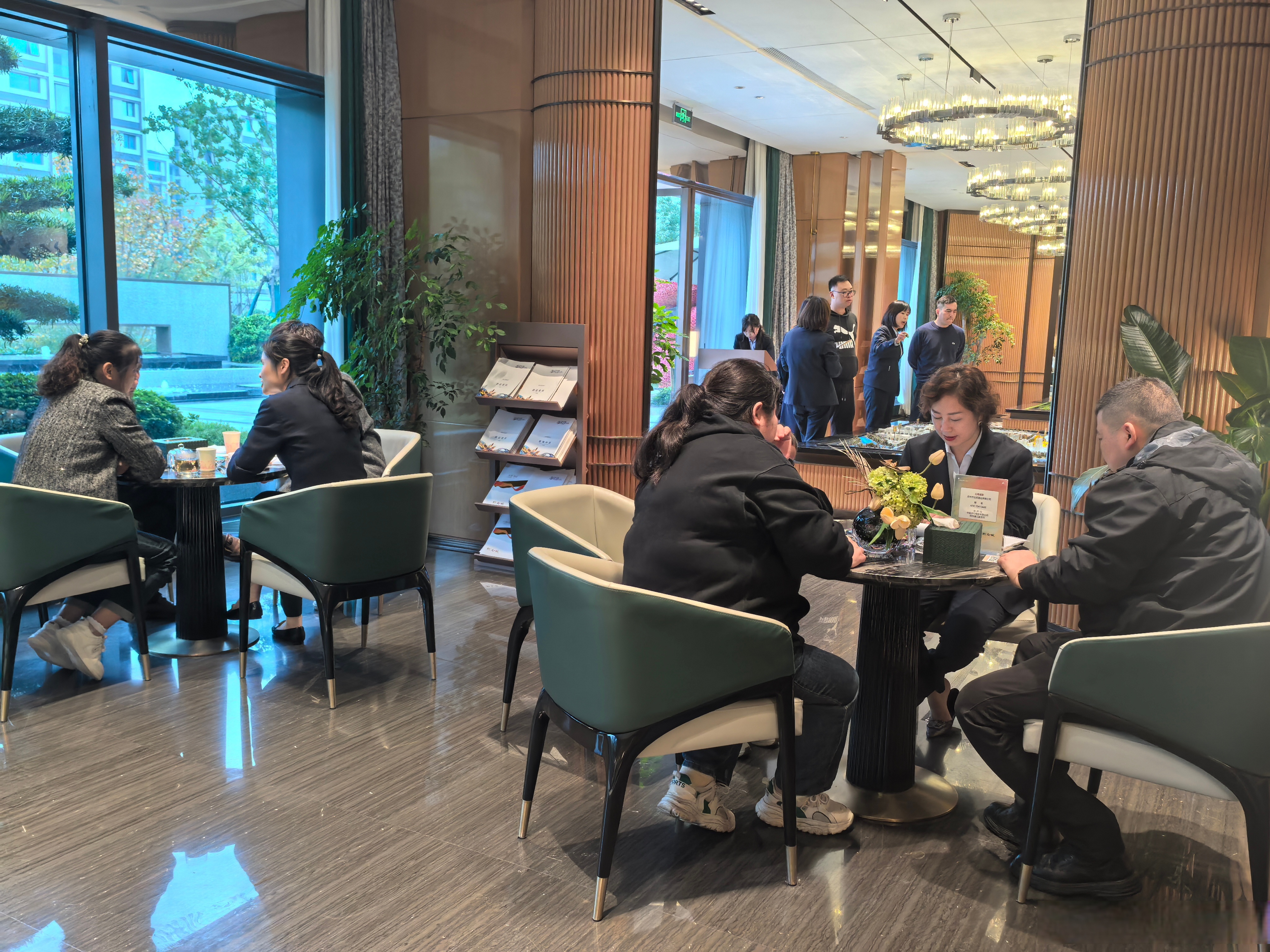 接待房地产公司会冬天议办公室照片楼市销售现场成都商务隆 "止跌回稳