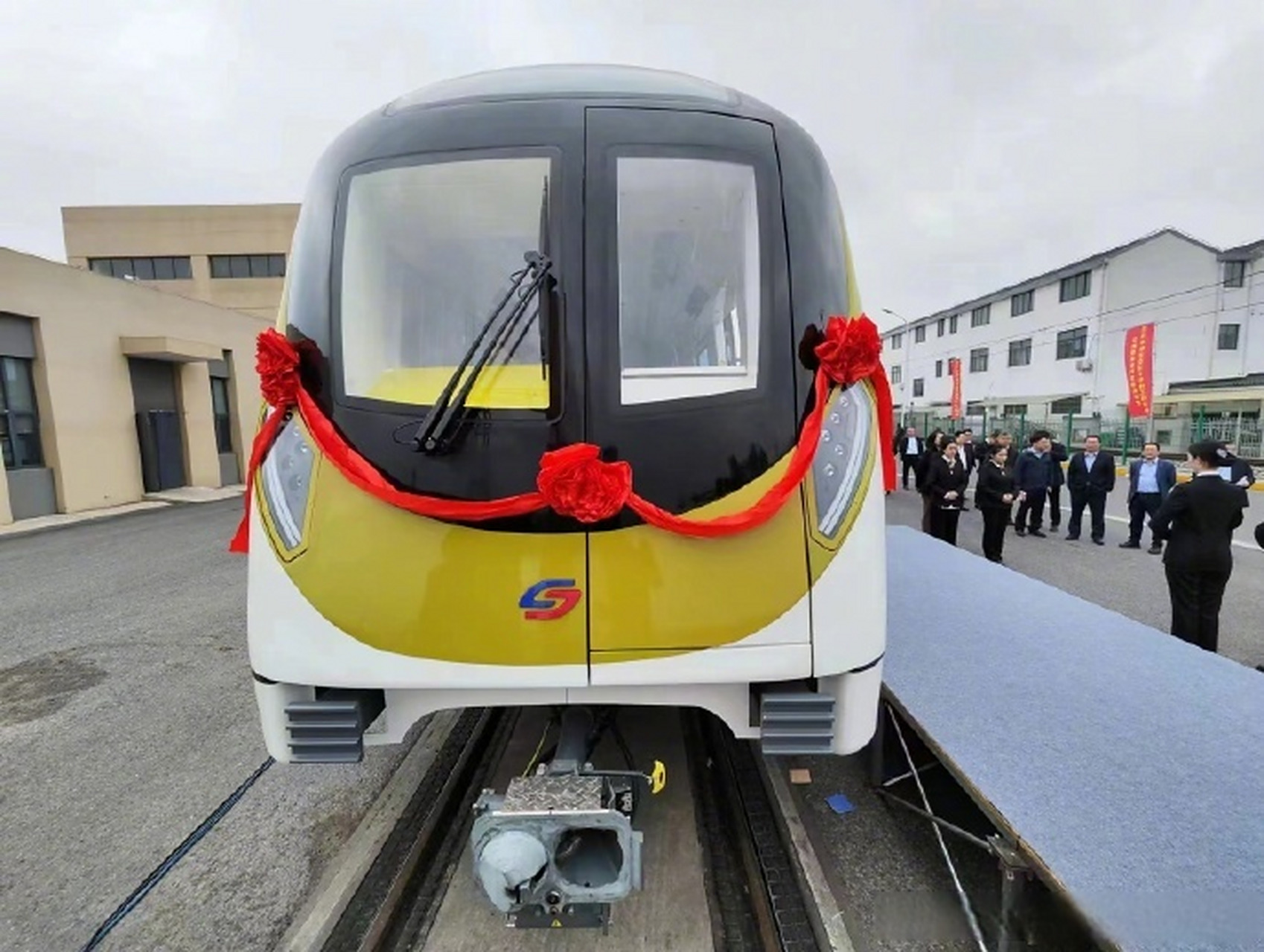 【#苏州地铁8号线首列车交付# 】今天,以 "橄榄绿"为主色调的苏州轨道