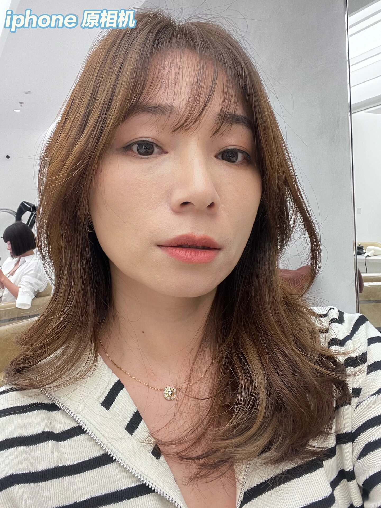 iphone原相机or美颜相机 刚剪了新发型 拿出手机原相机自拍了一张 又