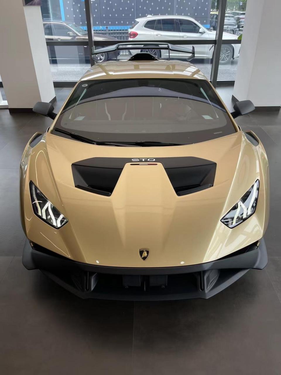 兰博基尼  sto 金色 .含税480万  选配少 落地价低