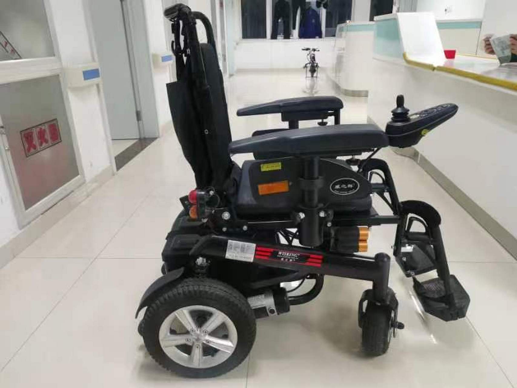帮朋友处理9成新电动轮椅,因现已康复不再需要,转让给有缘的朋友!