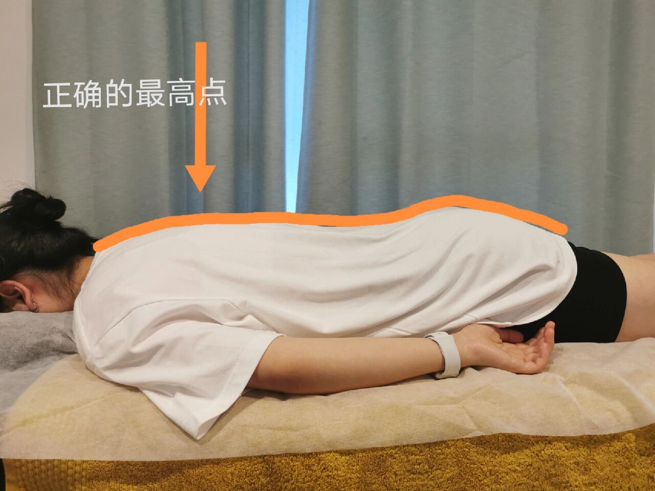 结构理筋告诉你合理曲线 我们趴着的时候背部脊柱的最高点应该在胸椎