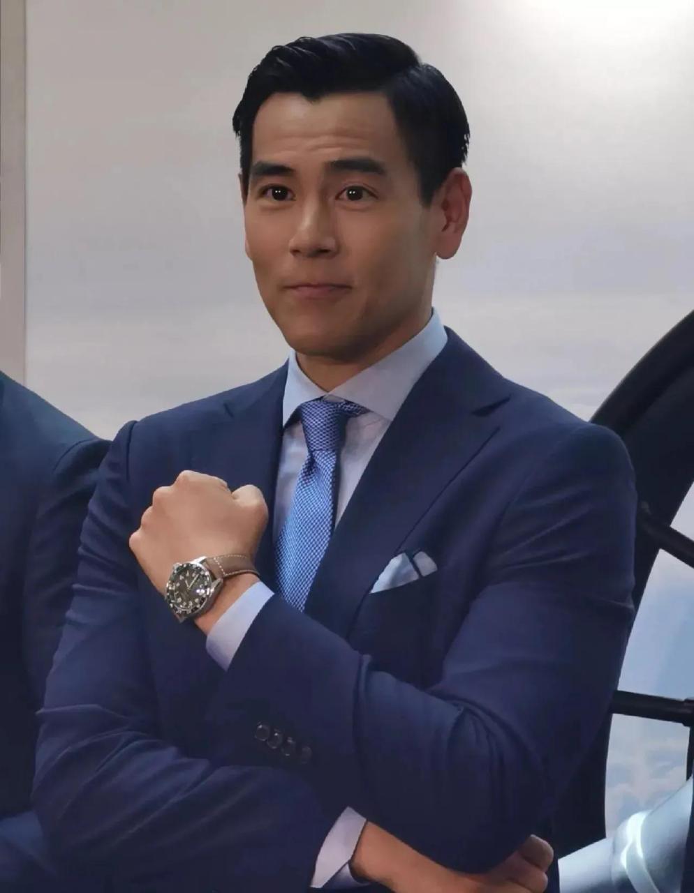 彭于晏亮相海南三亚浪琴免税店活动现场,40岁的彭于晏简直不会老,手上