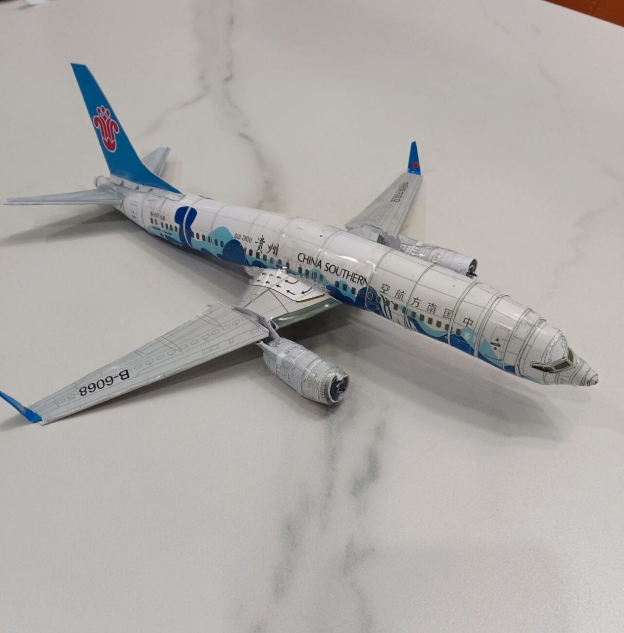 波音737-800飞机纸模型制作完成啦!