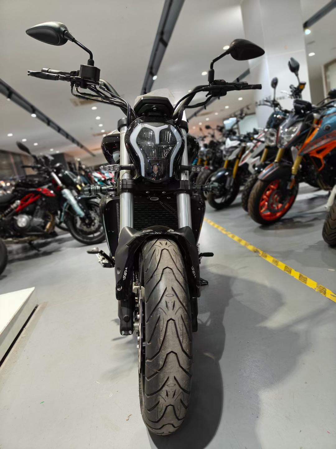 贝纳利502c 标准版, 20.3月出厂,全新车!没有加油通电!手续齐全!