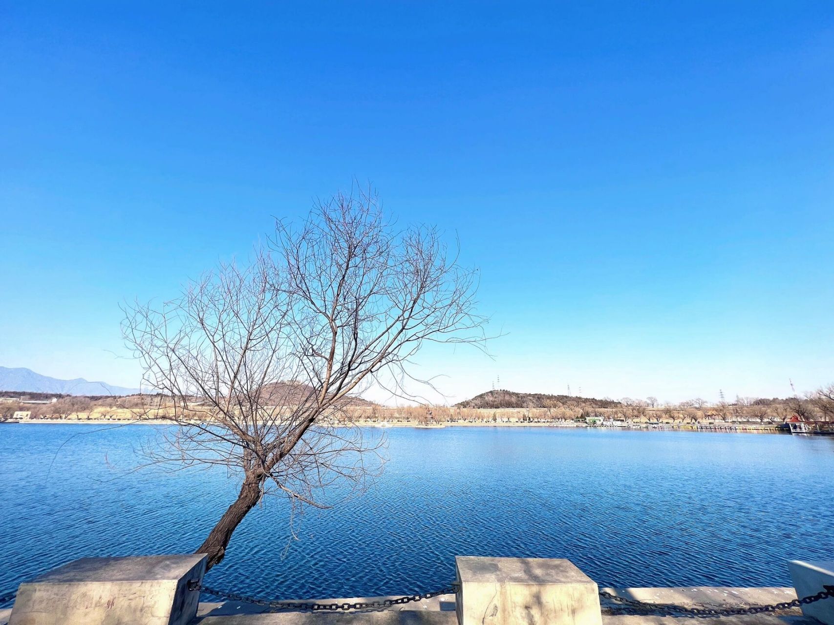 蓝天深邃9015湖水静淌【牛口峪湿地公园】 _北京房山宠物友好景区