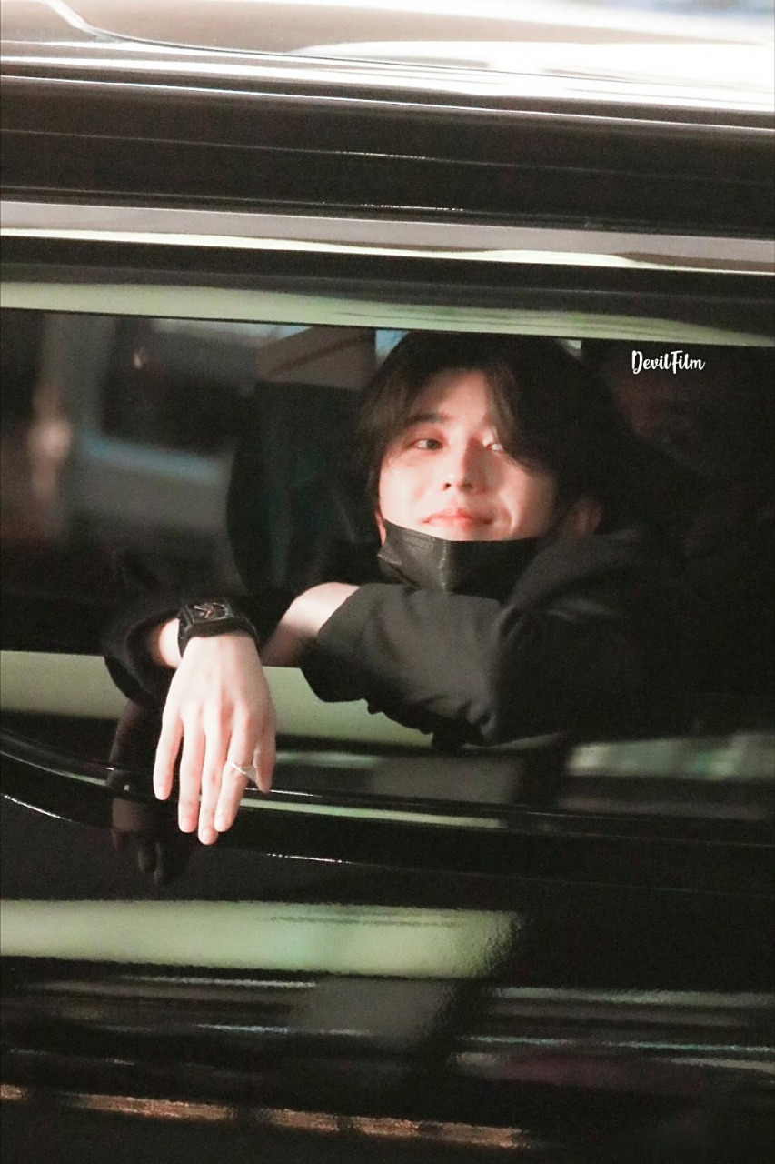 蔡徐坤车内摘下口罩,向粉丝飞吻!这位偶像的亲和力真是让人惊叹!93