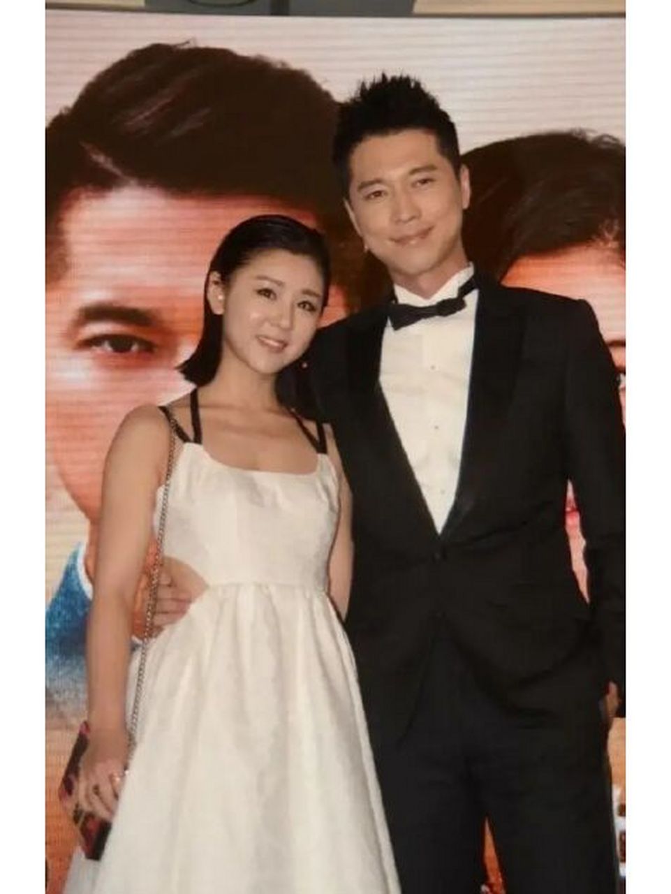 李小萌这娃娃脸无论多少岁都给人一种少女感 李小萌穿一袭吊带连衣裙