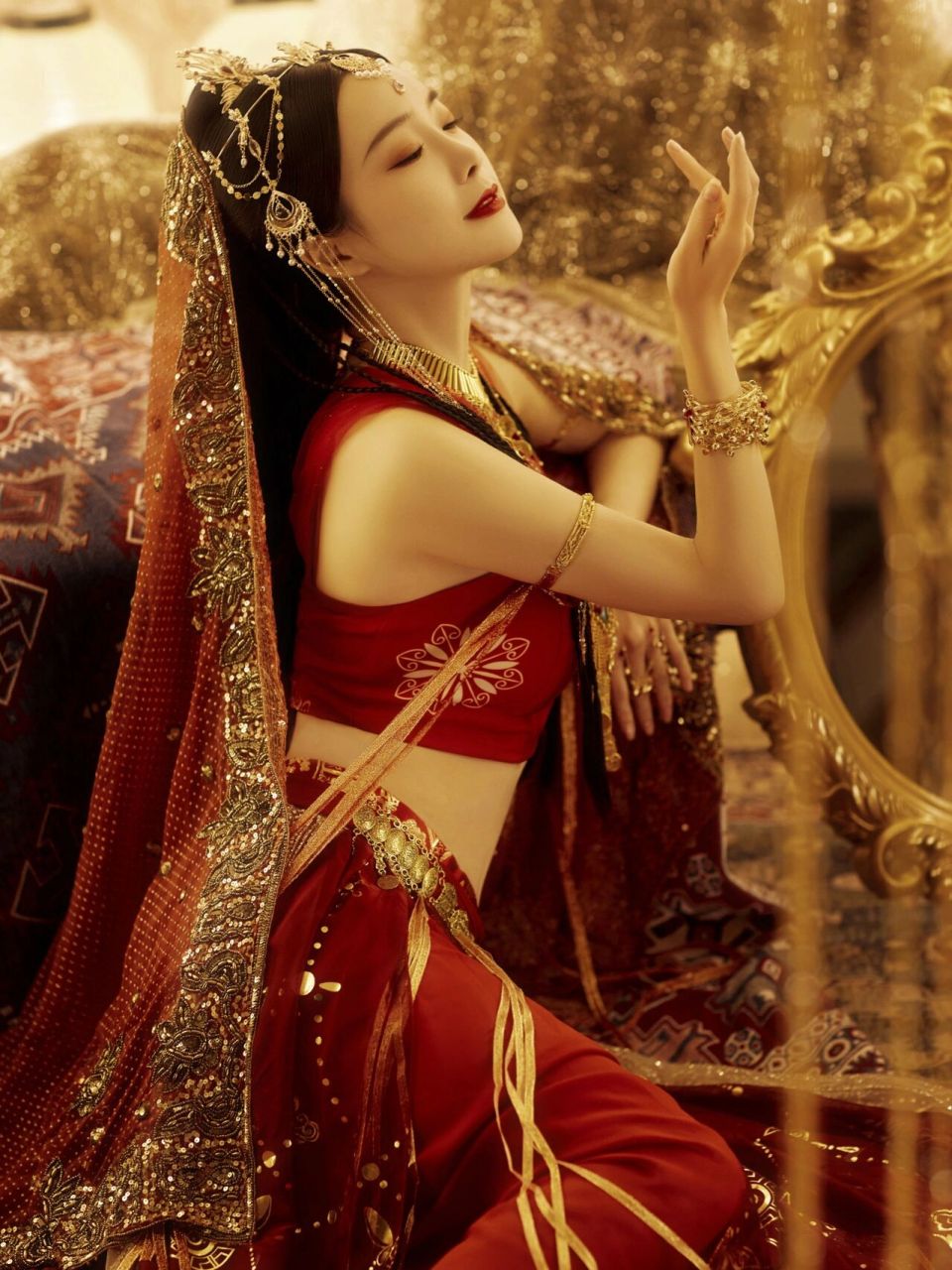 西域写真|落花踏尽游何处 笑入胡姬酒肆中 只是一袭红纱 那纤纤细腰配