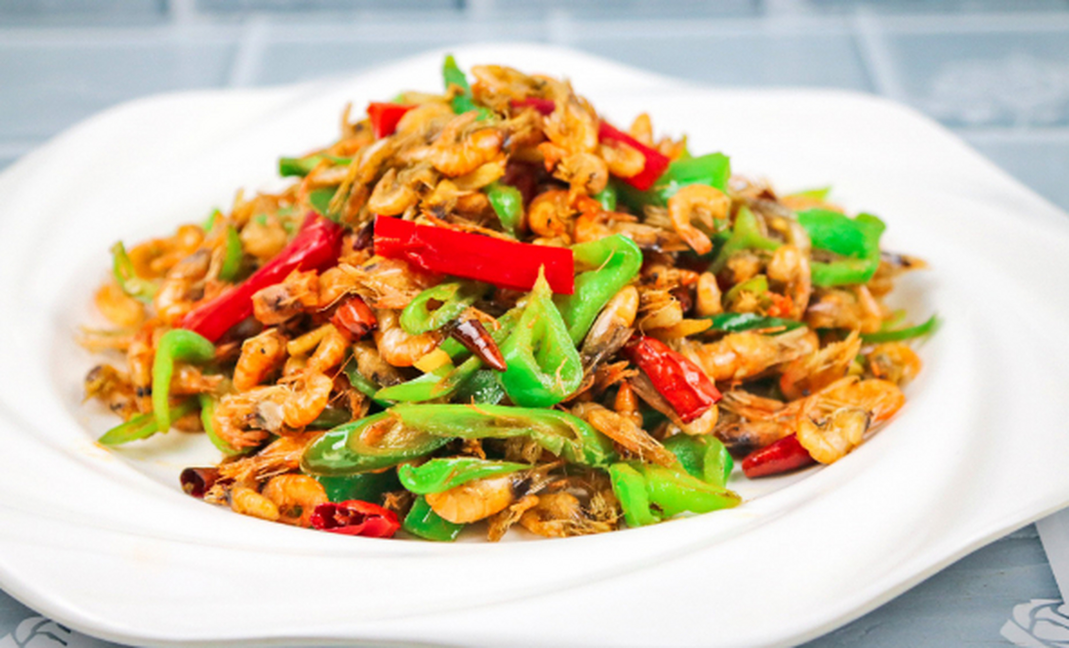 青椒炒河虾#夏日美食##美食分享##低热量美食# 虾类属于海鲜,脂肪含量