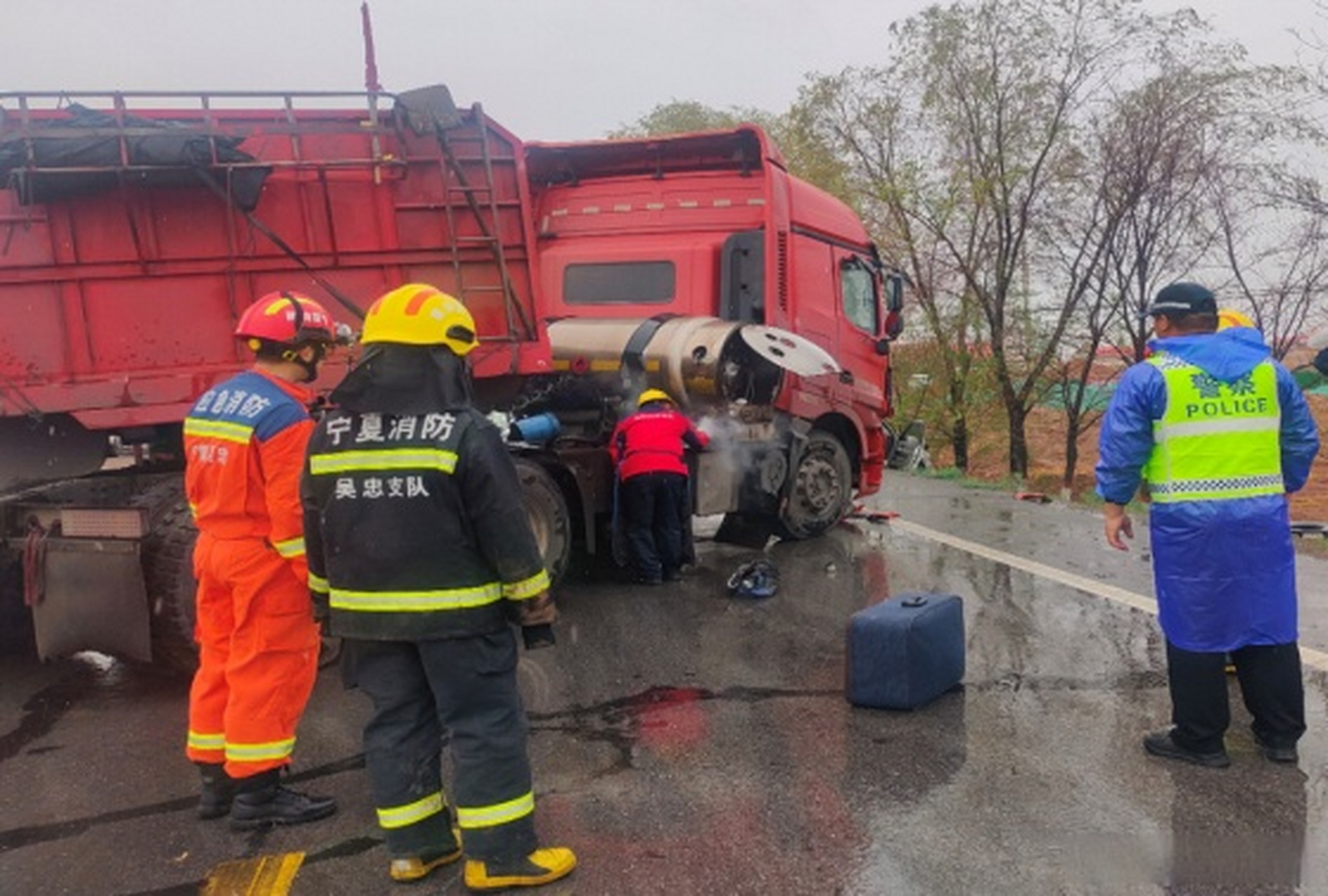 15时,一位身披雨衣的警察冲进中国石化宁夏石油吴忠桃山加能站便利店