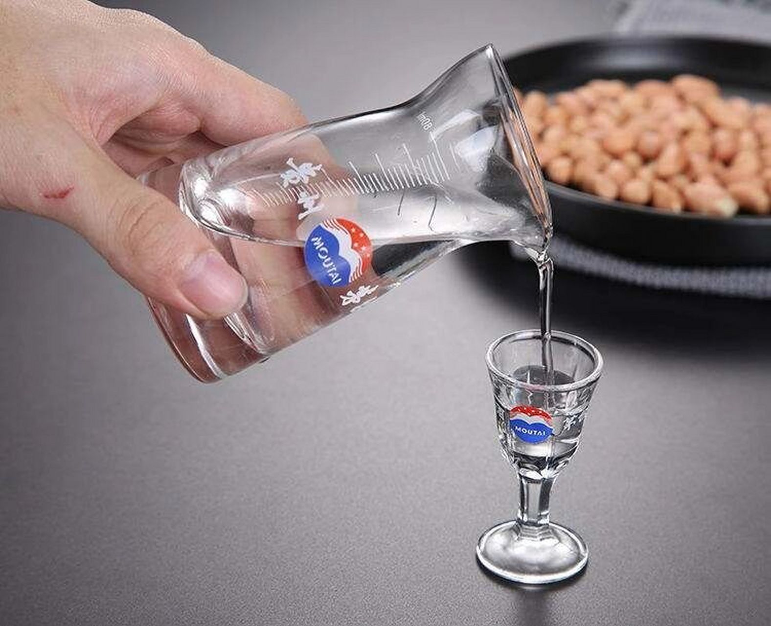 现在的飞天茅台杯是10毫升两钱的容积,它的由来源于1959年,当时要在