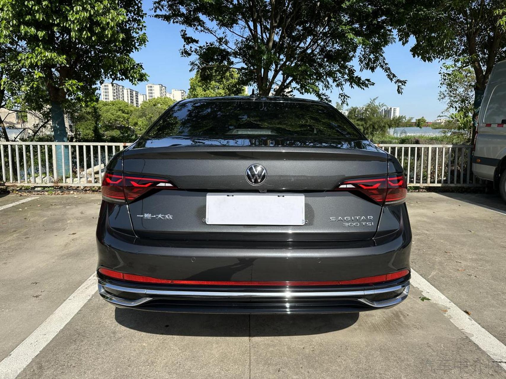 大众速腾23款新款300超越版1.5t高配 上牌日期:2023年3月 排气量:1.