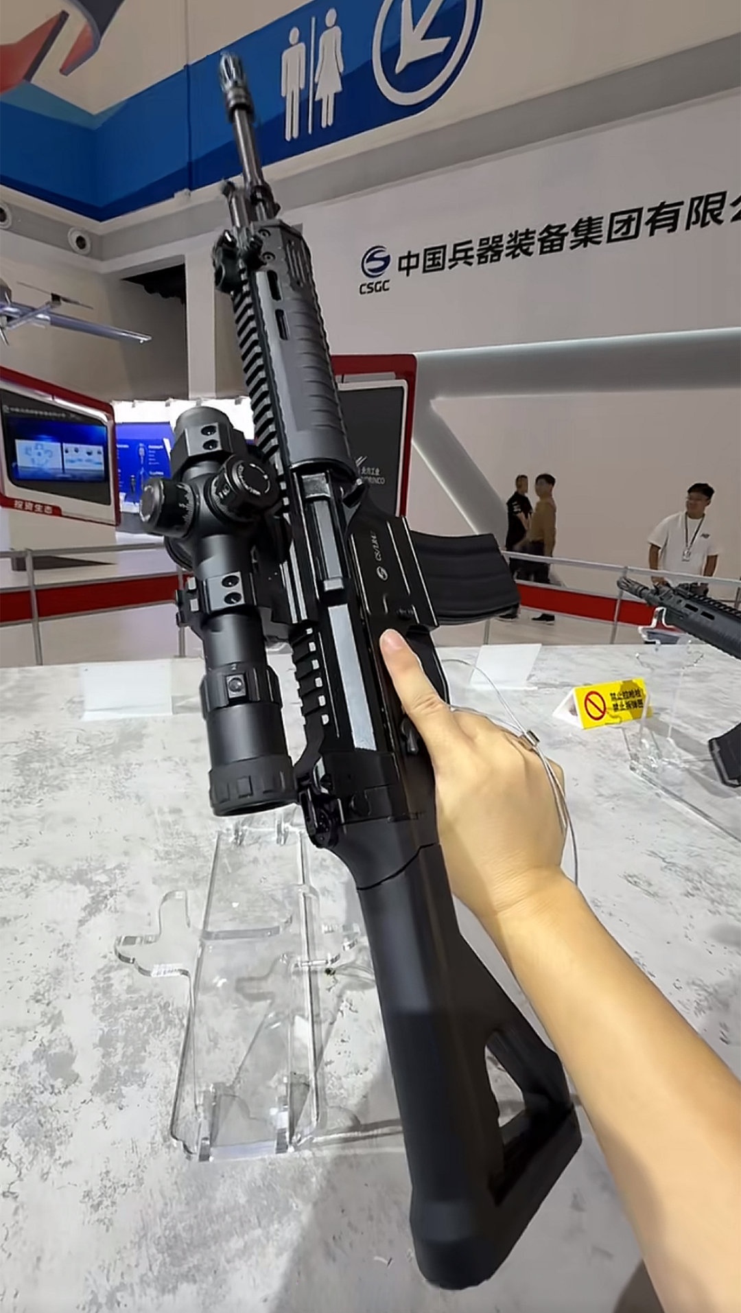 191步枪5.56口径,很帅的!直弹匣,外国军人有福了.港警也可以装备这款