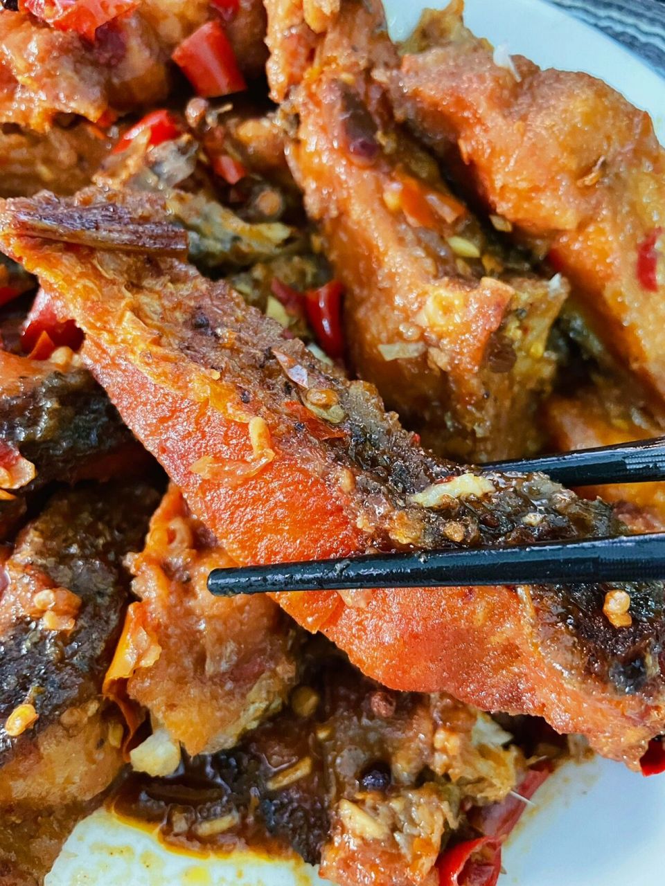 家常泡椒红烧鱼块,香辣过瘾,超级下饭～ 食材:草鱼 调料:料酒 生抽 黑