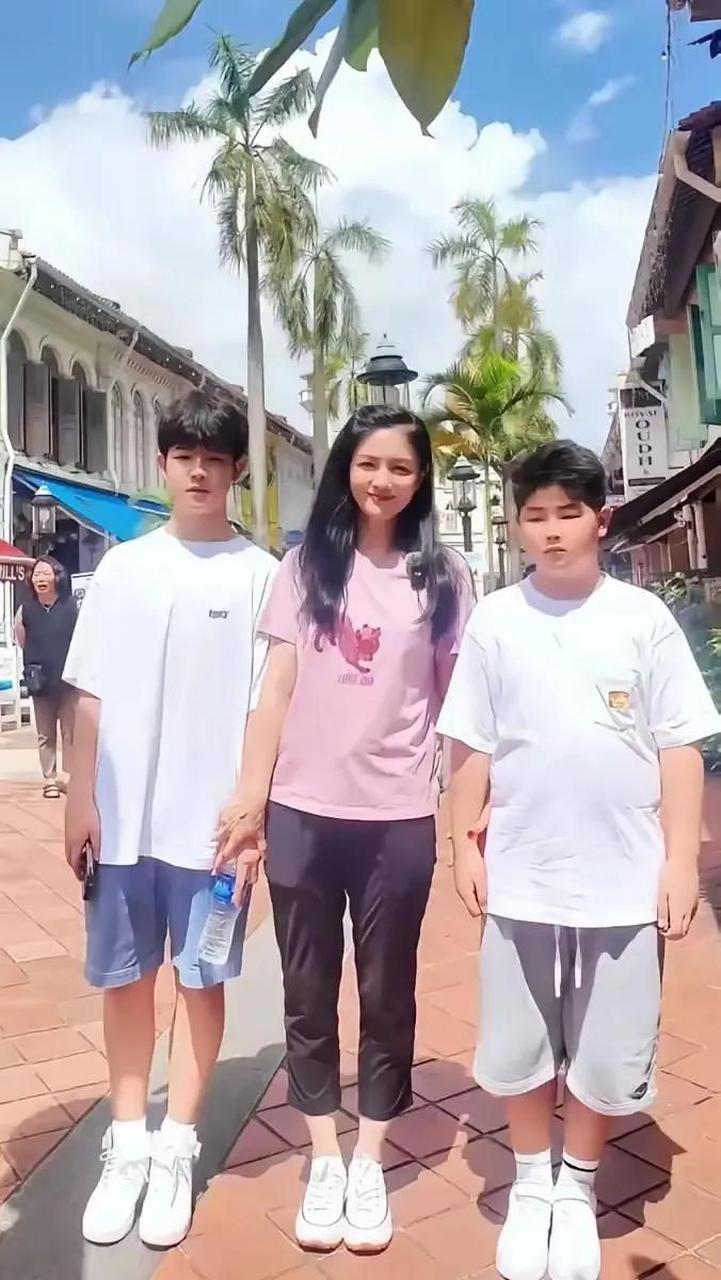 胡可的两个儿子,东北宋仲基依然那么帅,小鱼儿如果瘦下来,估计颜值不