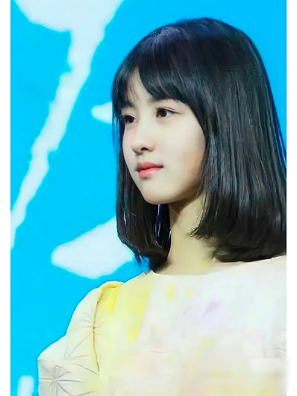 陈都灵又剪齐刘海造型,但是再也没有小耳朵那种懵懂清纯的感觉了