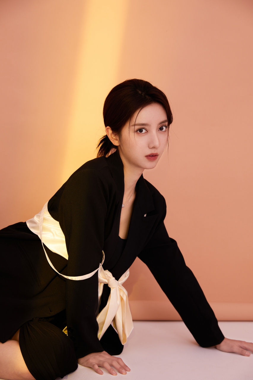 陈姝君# 陈姝君春日光影写真到达,明暗交错,简约优雅.