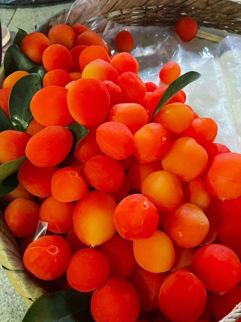 被鲜艳的颜色吸引了,20元一斤,口感像某种梅子,味道甜腻,一个也吃不