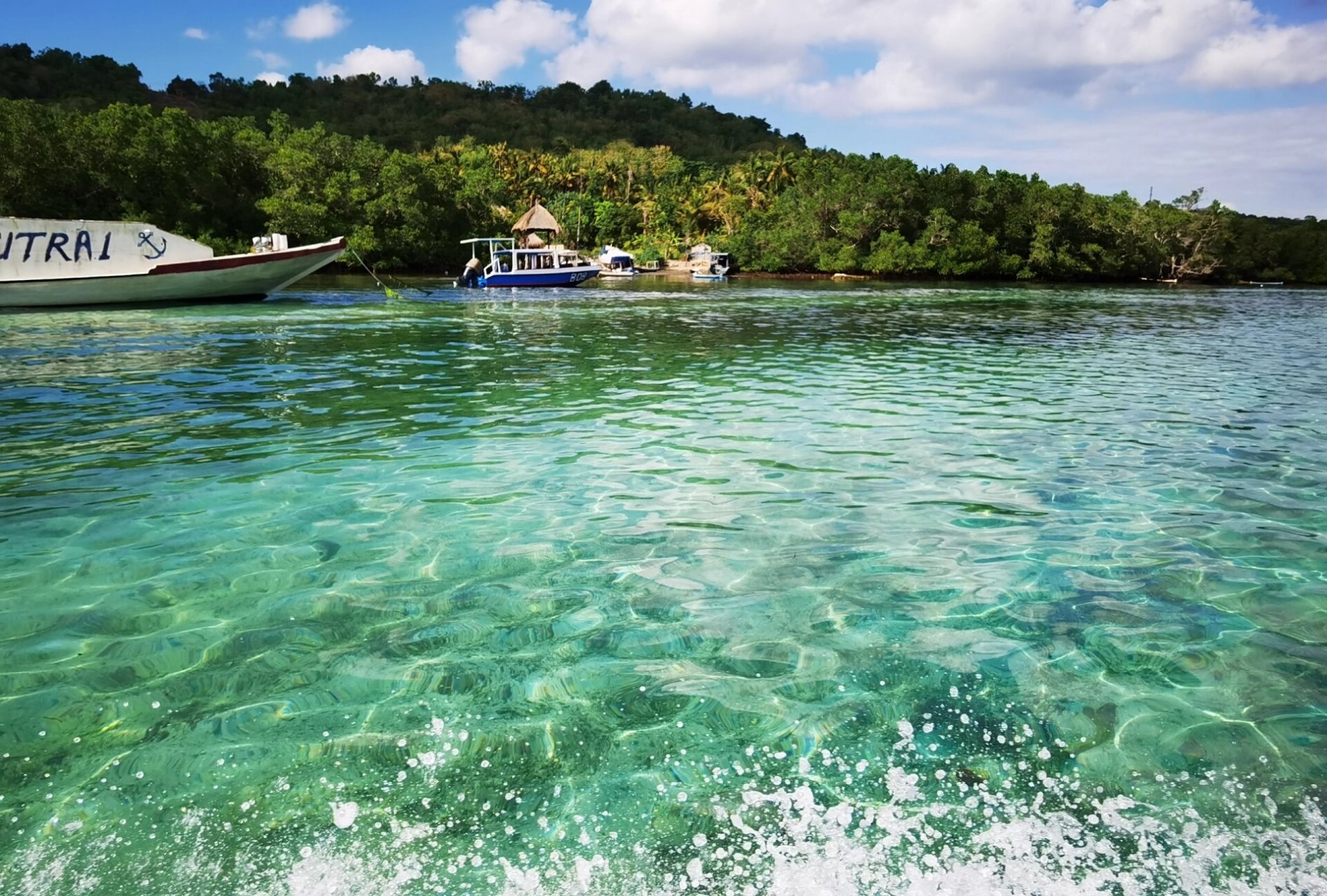 佩尼达岛到蓝梦岛坐船攻略 因为心怡的酒店空房有限,我们选择先住