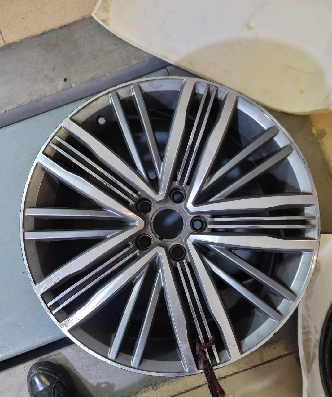 出480高配19寸轮毂,便宜出 成色如图,低配直接替换辉昂480v6