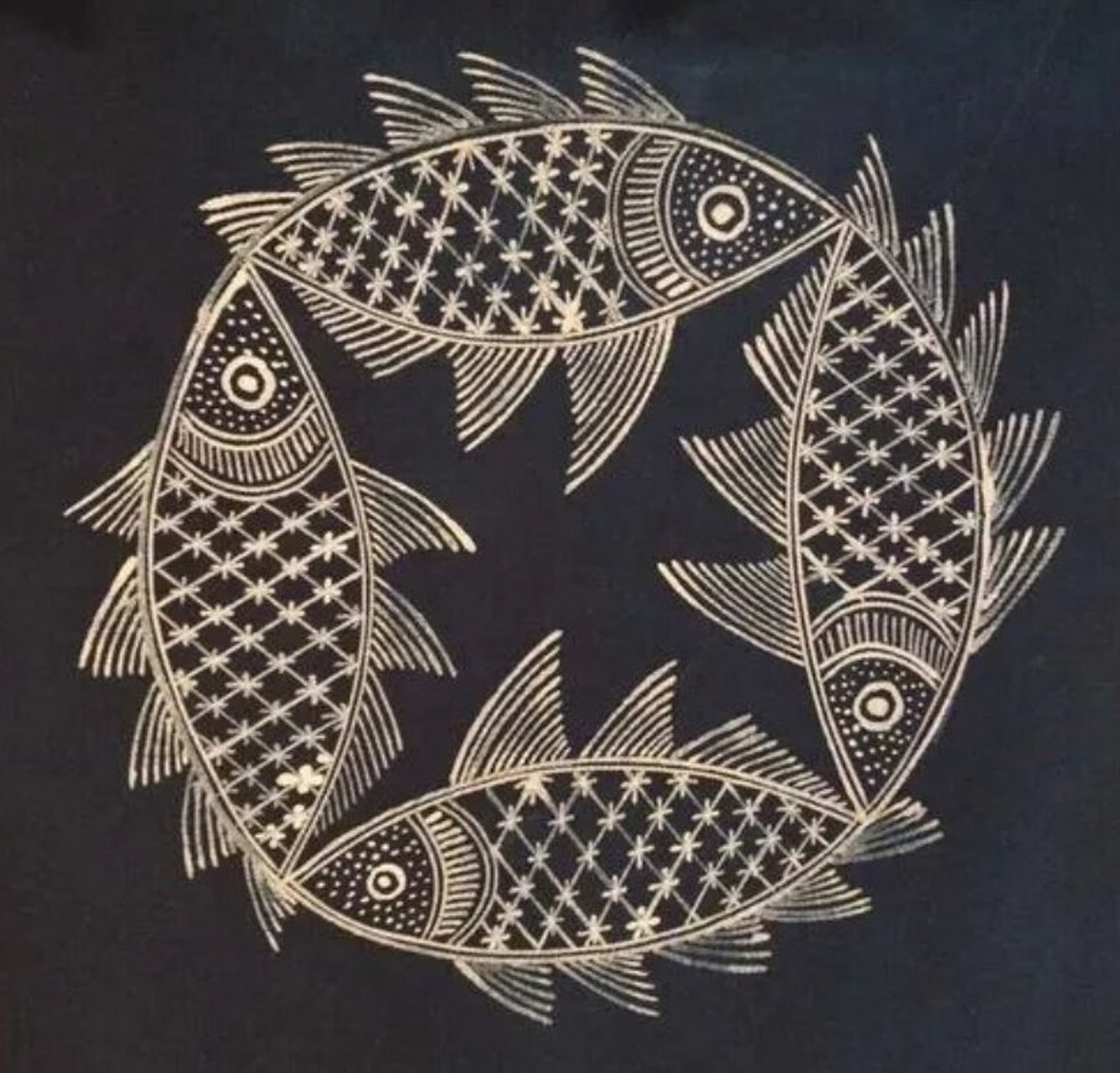 这个绝美的蜡染鱼纹图案,就如同它的名字一样