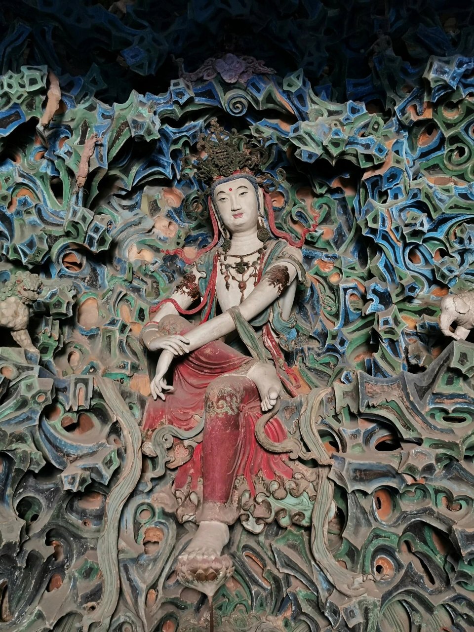 隆兴寺摩尼殿倒坐观音 位于河北正定县,隆兴寺摩尼殿殿内北侧有座五彩