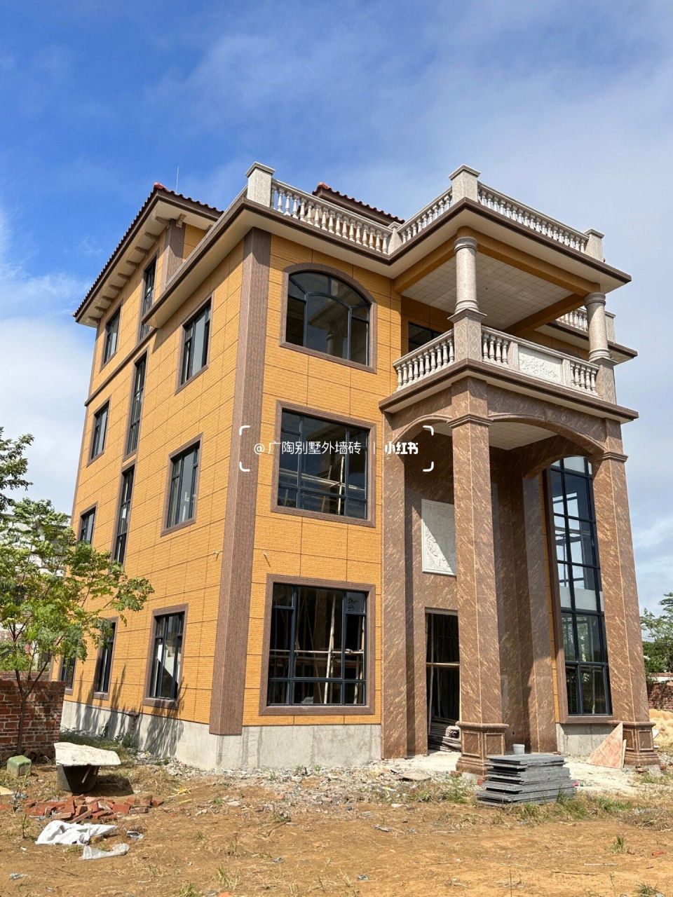 分享一套金灿灿农村自建房的外墙砖搭配实景 俗话说:"书中自有黄金屋"