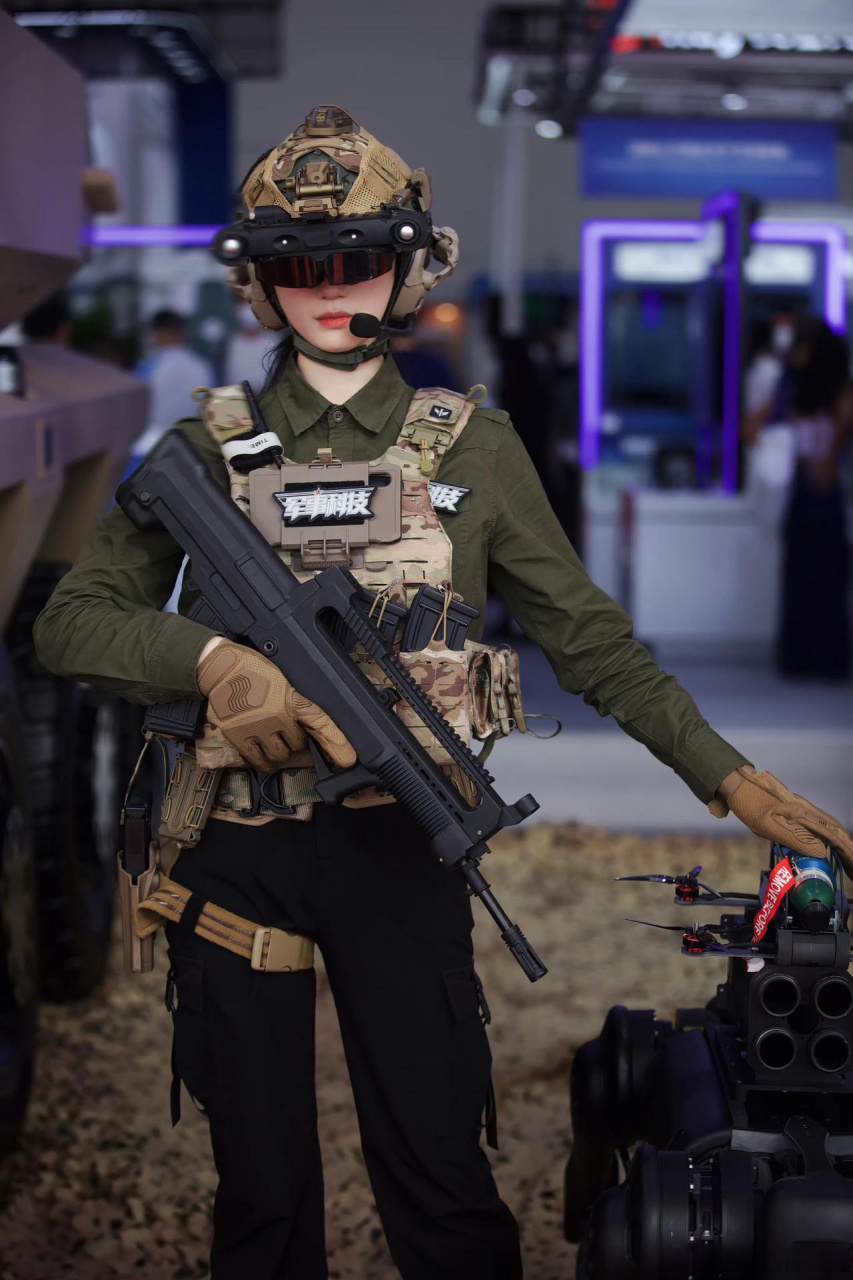 孔繁雪体验红翼前锋先进单兵信息增强系统!