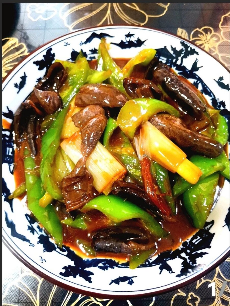 葱烧大乌参 大乌参洗净,去掉肚子里的杂质,切粗条,焯水一分钟,大葱