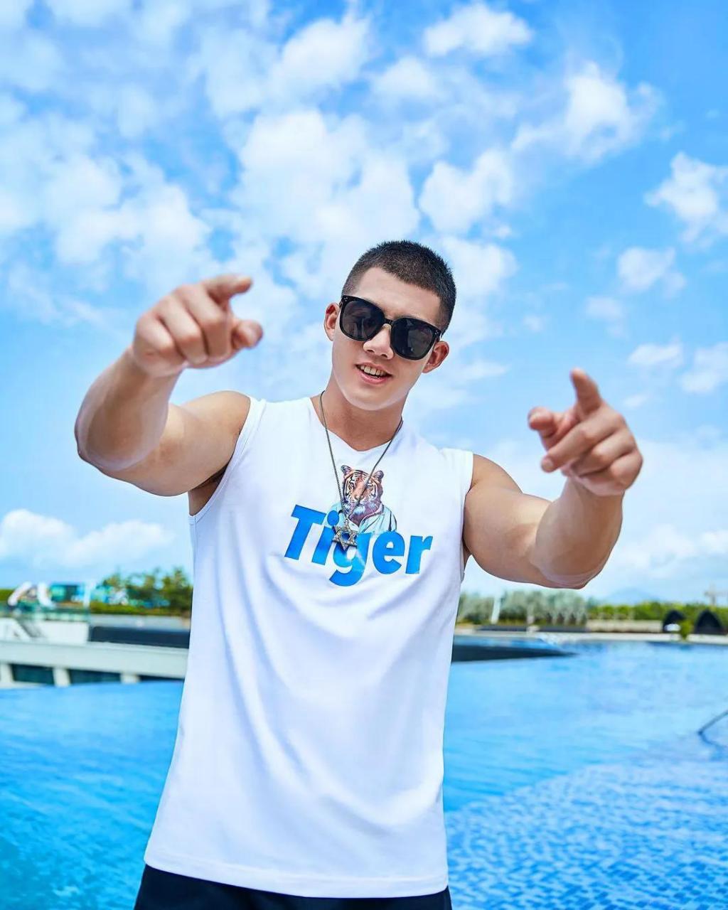 难道只有我觉得夏胜杰这几张照片很有吴磊的即视感吗?