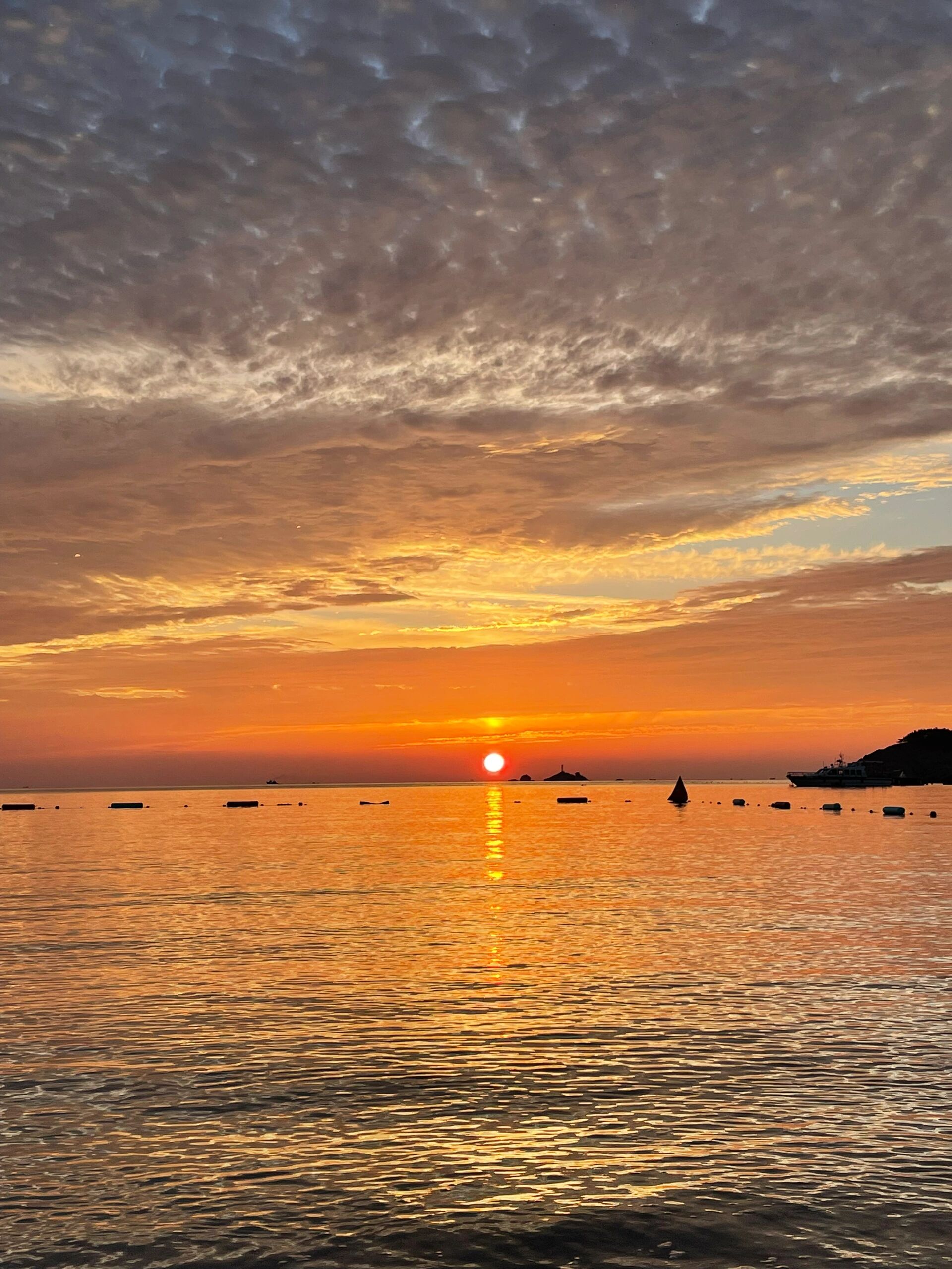 凌晨5点在威海看到了绝美日出 4点半赶早起床去了半月湾沙滩 没想到