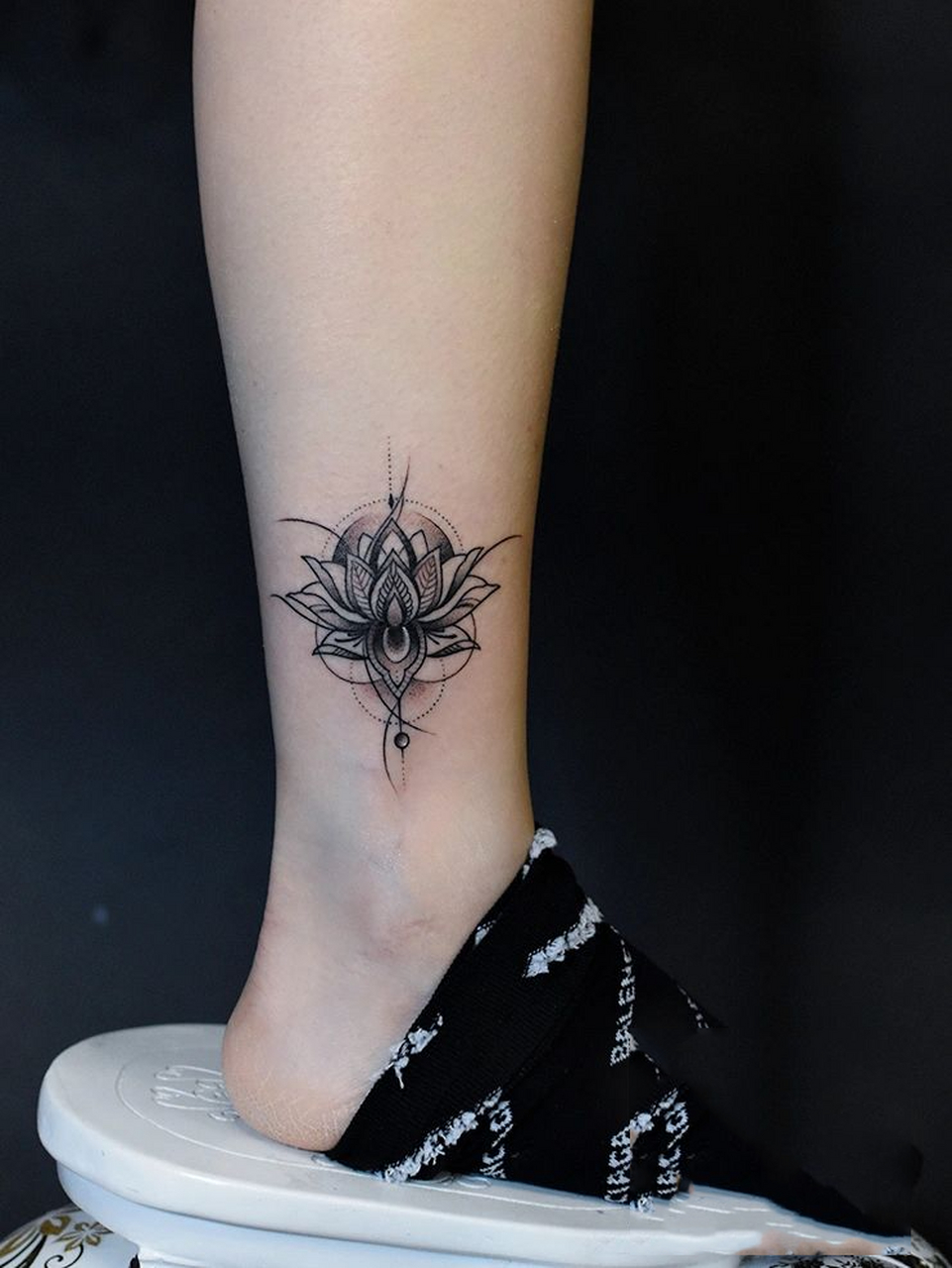 女人纹身莲花的寓意图片