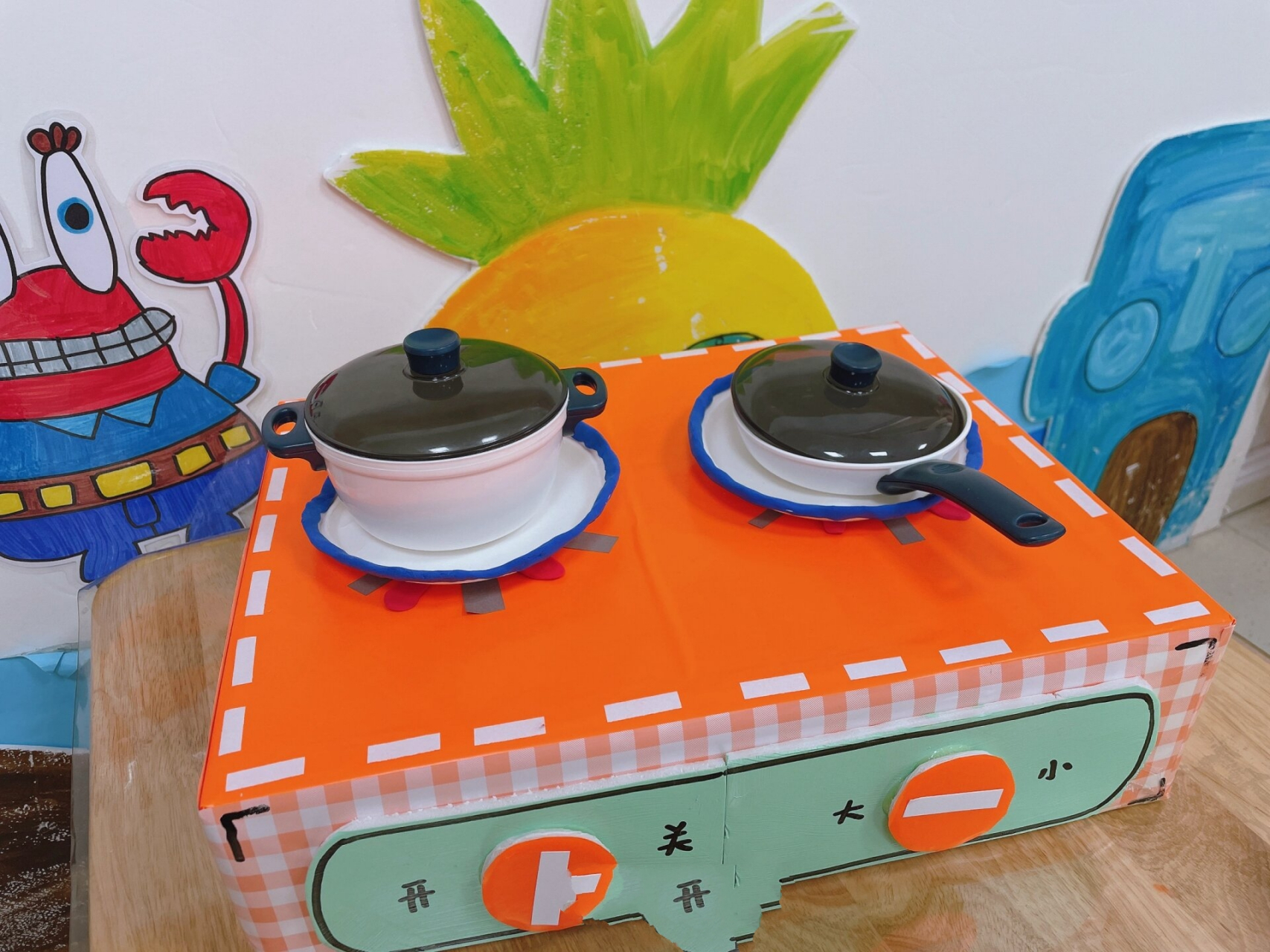 幼儿园小班娃娃家/自制玩教具/底结构材料 纸箱,卡纸,即时贴自制娃娃