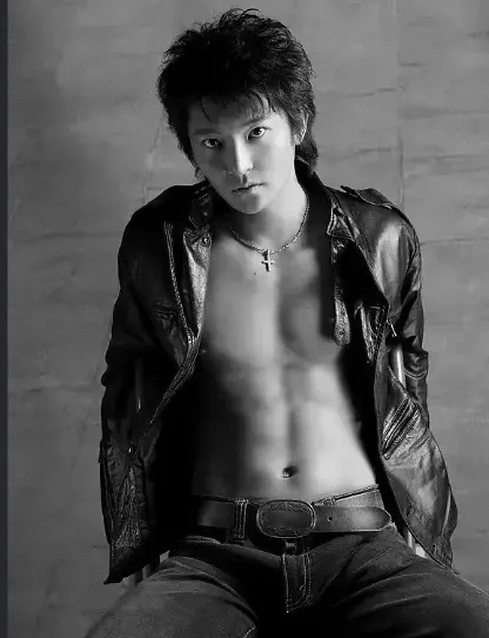 郭京飞被公开处刑对比,他年轻的时候脸上也没那么坑洼啊[笑哭][笑哭]