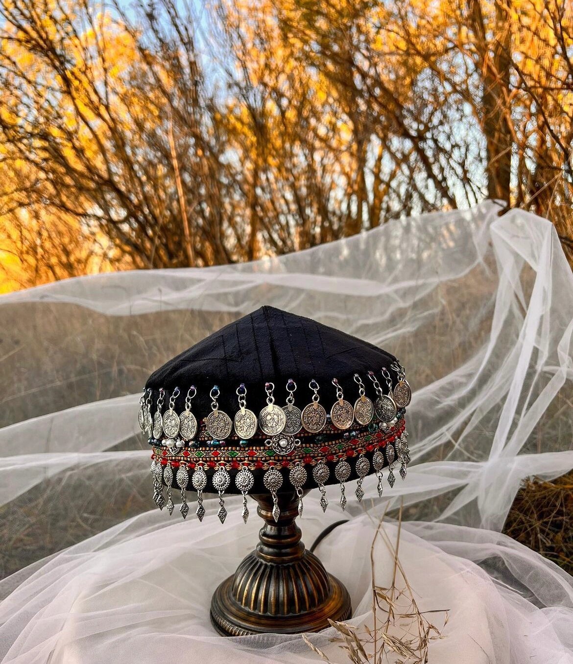 哈萨克族的传统头饰taqiya 塔黑亚(ta hei ya),哈萨克族春夏季戴的