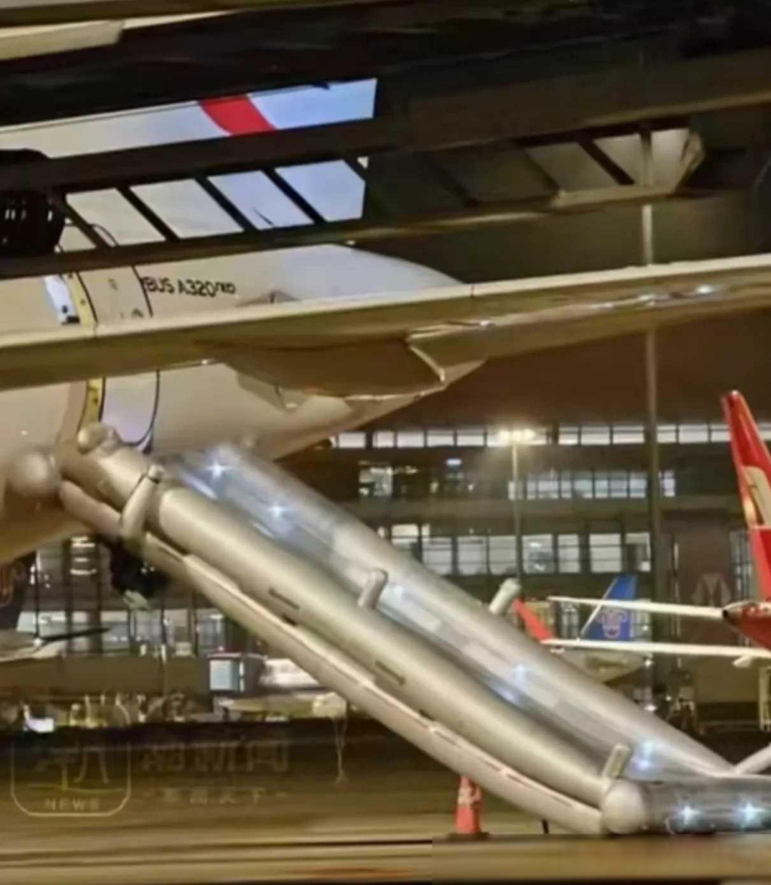 东航一架载有机组人员矛盾冲突的a320客机在上海浦东机场放出应急滑梯