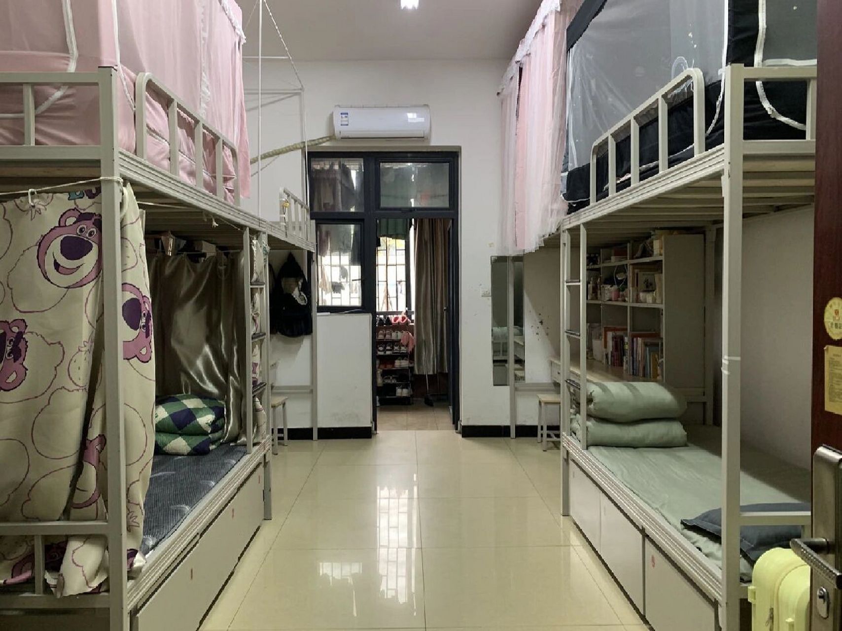 们大家好,  我是2021级的学姐, 我相信大家最想了解一定是宿舍的环境