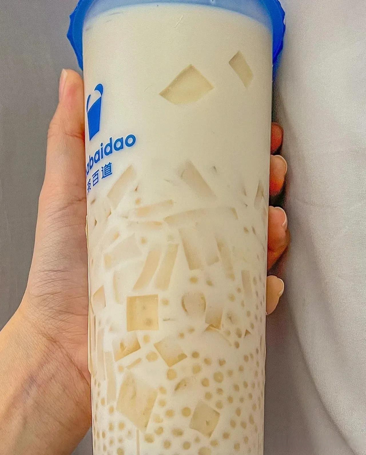 7点多我看朋友圈好多人发秋天的第一杯奶茶,我想给我妹妹买一杯吧