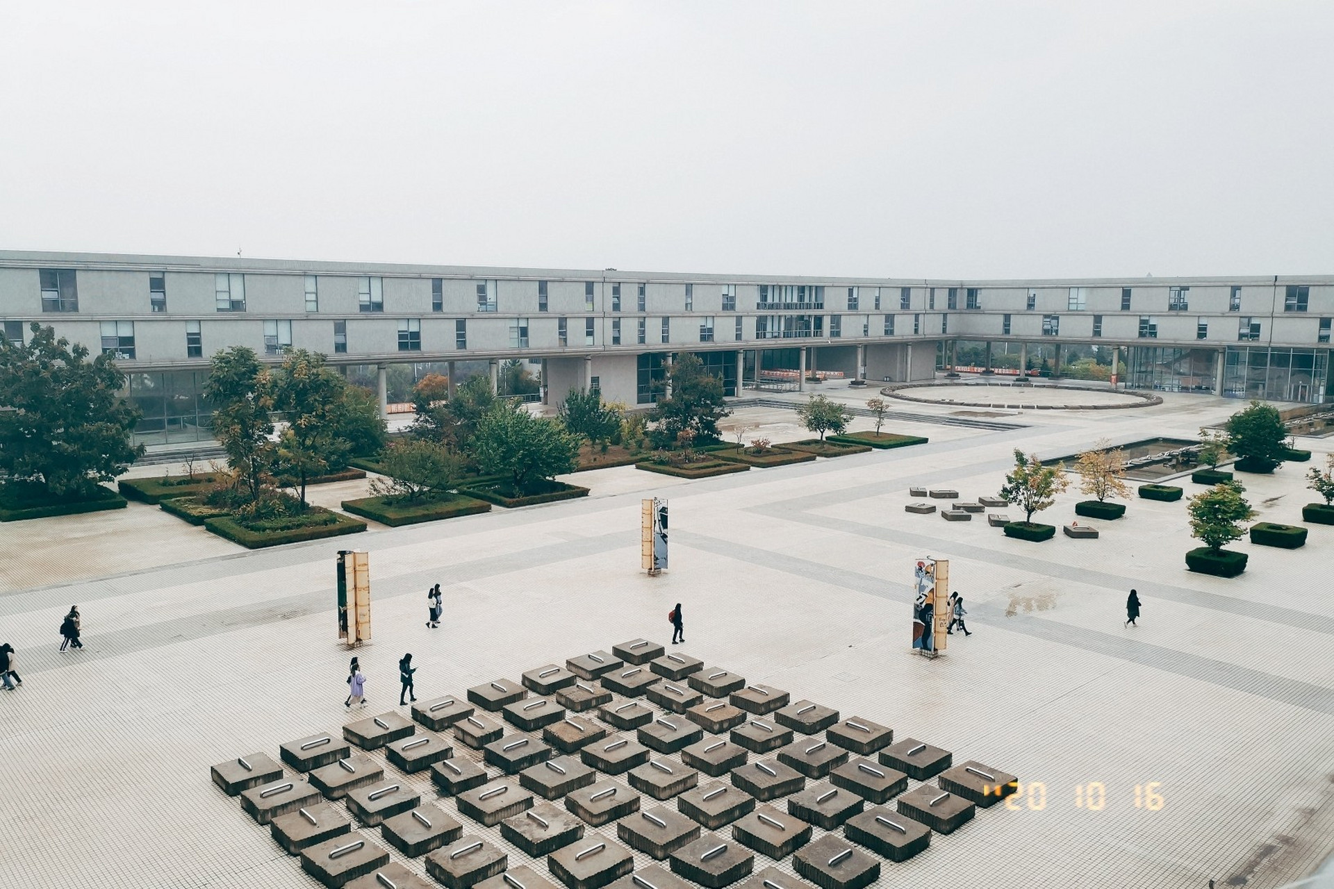 这次画作业,拍了挺多学校外观的照片拿来分享,学校虽然没有沈阳校区