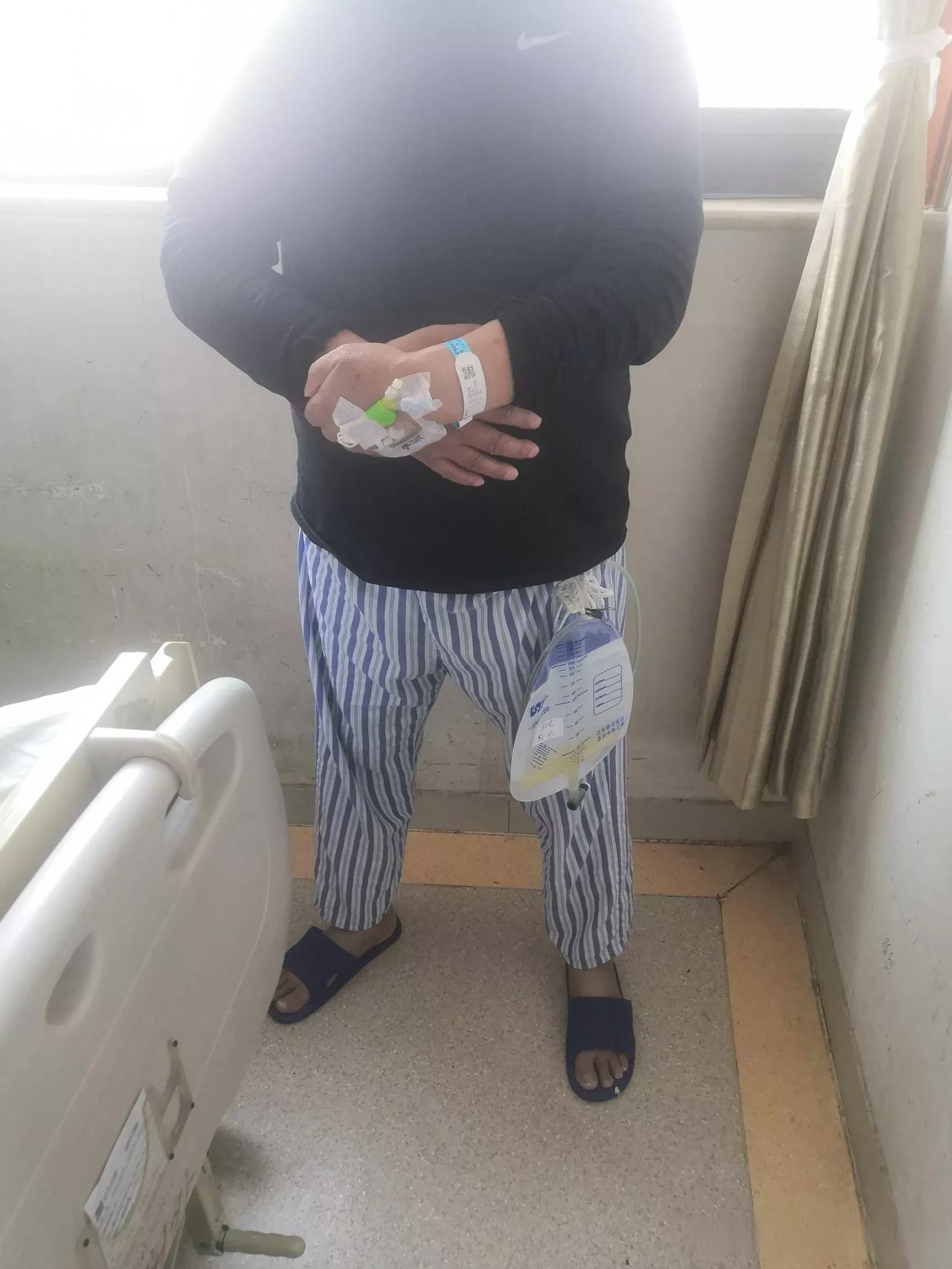 但尿管一般不宜长期使用,容易尿潴留患者图片男生插尿管全身骨折全身