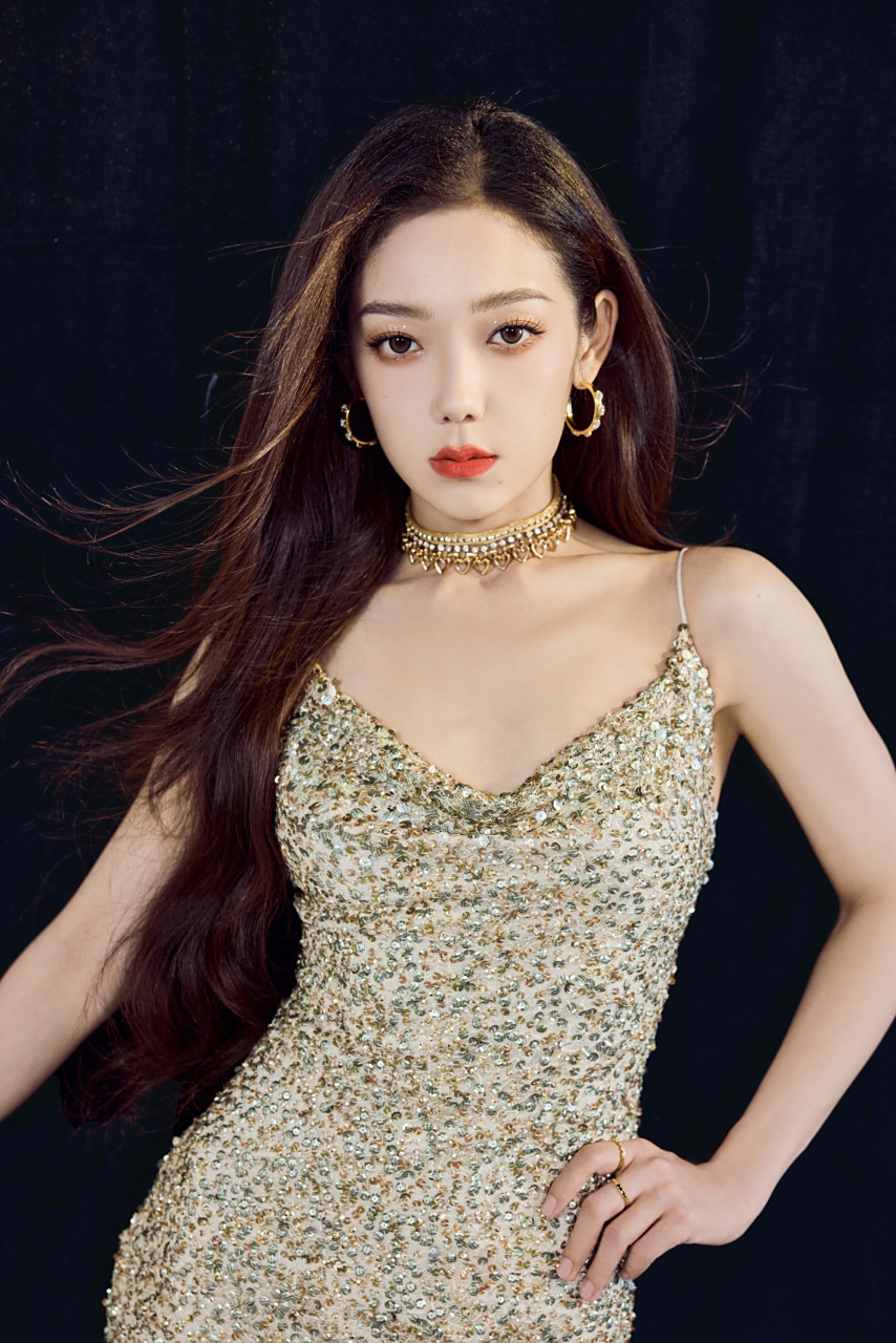 希林娜依高吊带长裙高级感满满写真组图