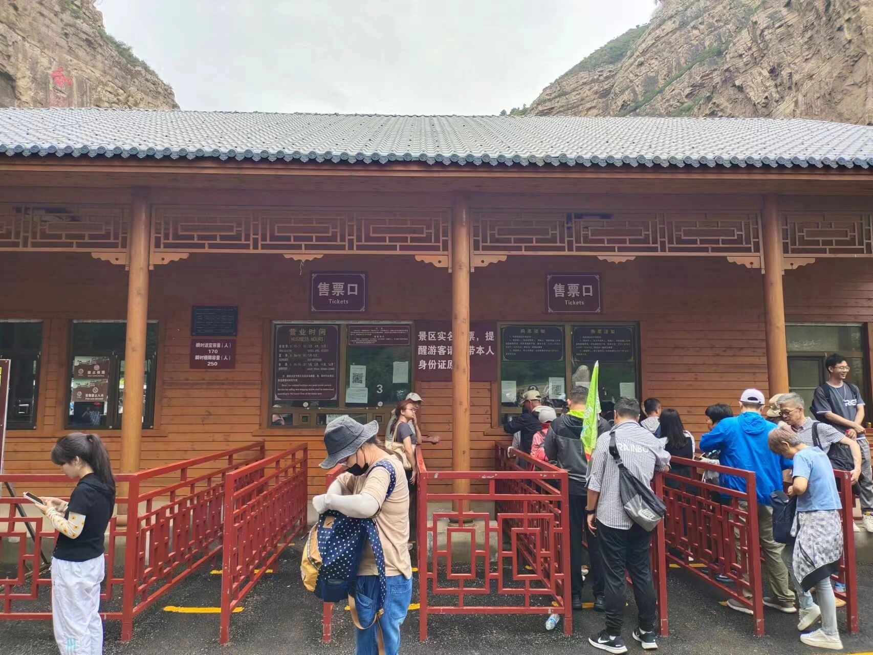 ✏️实用tips如图所示: 图1-4悬空寺景区门口