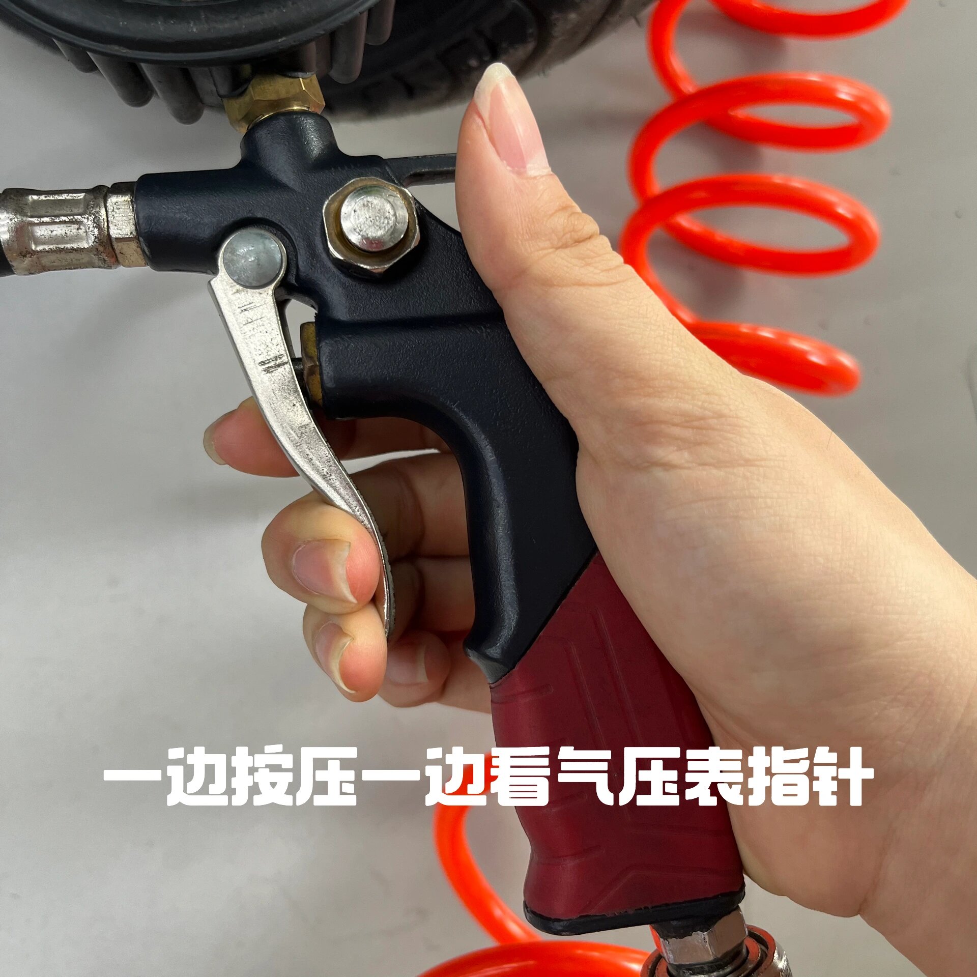 给电动车打气so easy 好多人推车到店里说爆胎了轮胎全扁了 很多时候