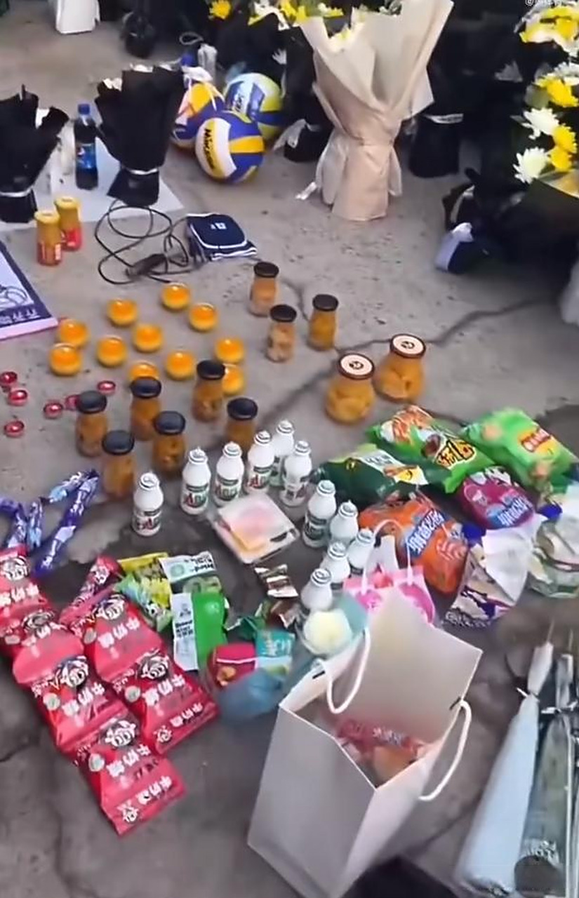 齐齐哈尔34中门口,摆满了鲜花,排球,零食,黄桃罐头……  做为一个东北