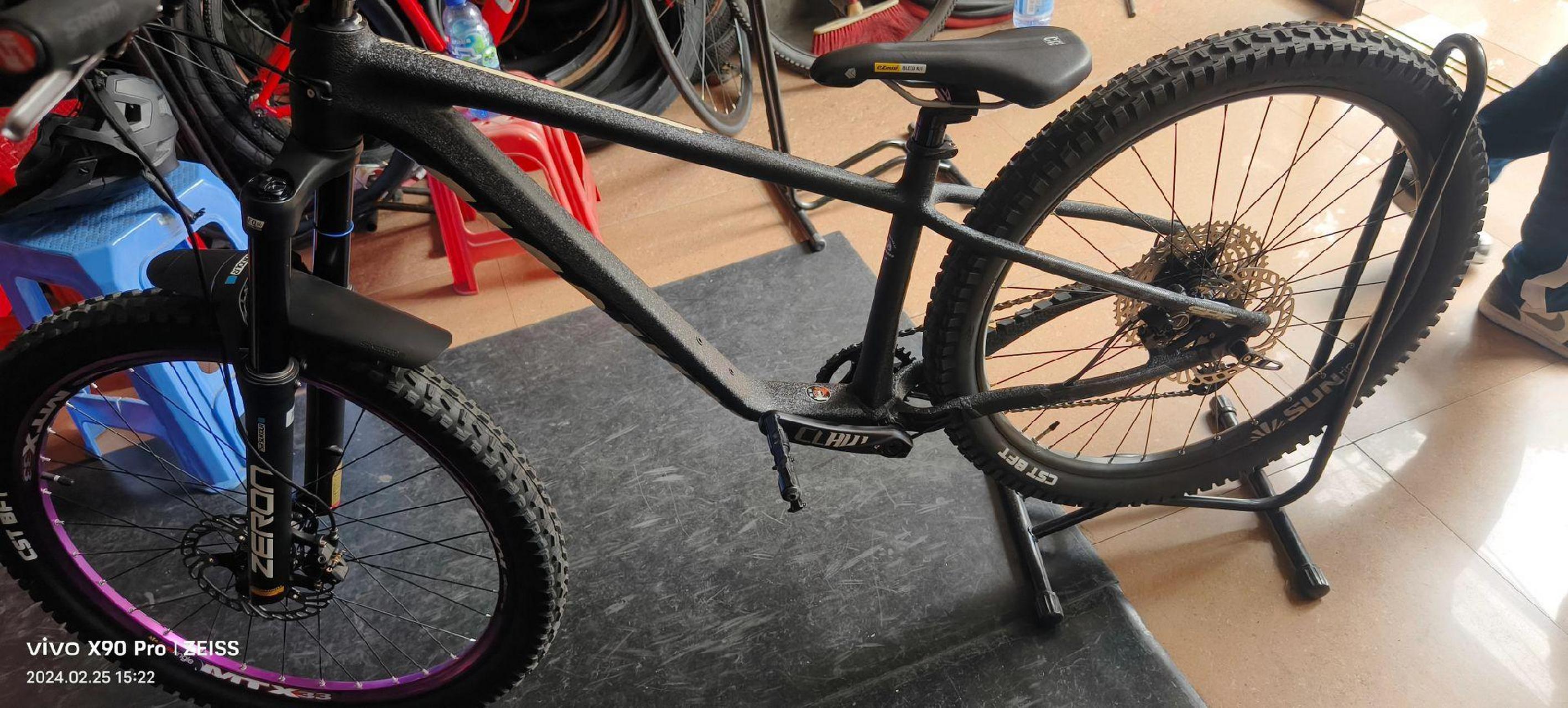 上热搜最近保养 三拓神叉好多,车友来车店描述前叉回弹慢