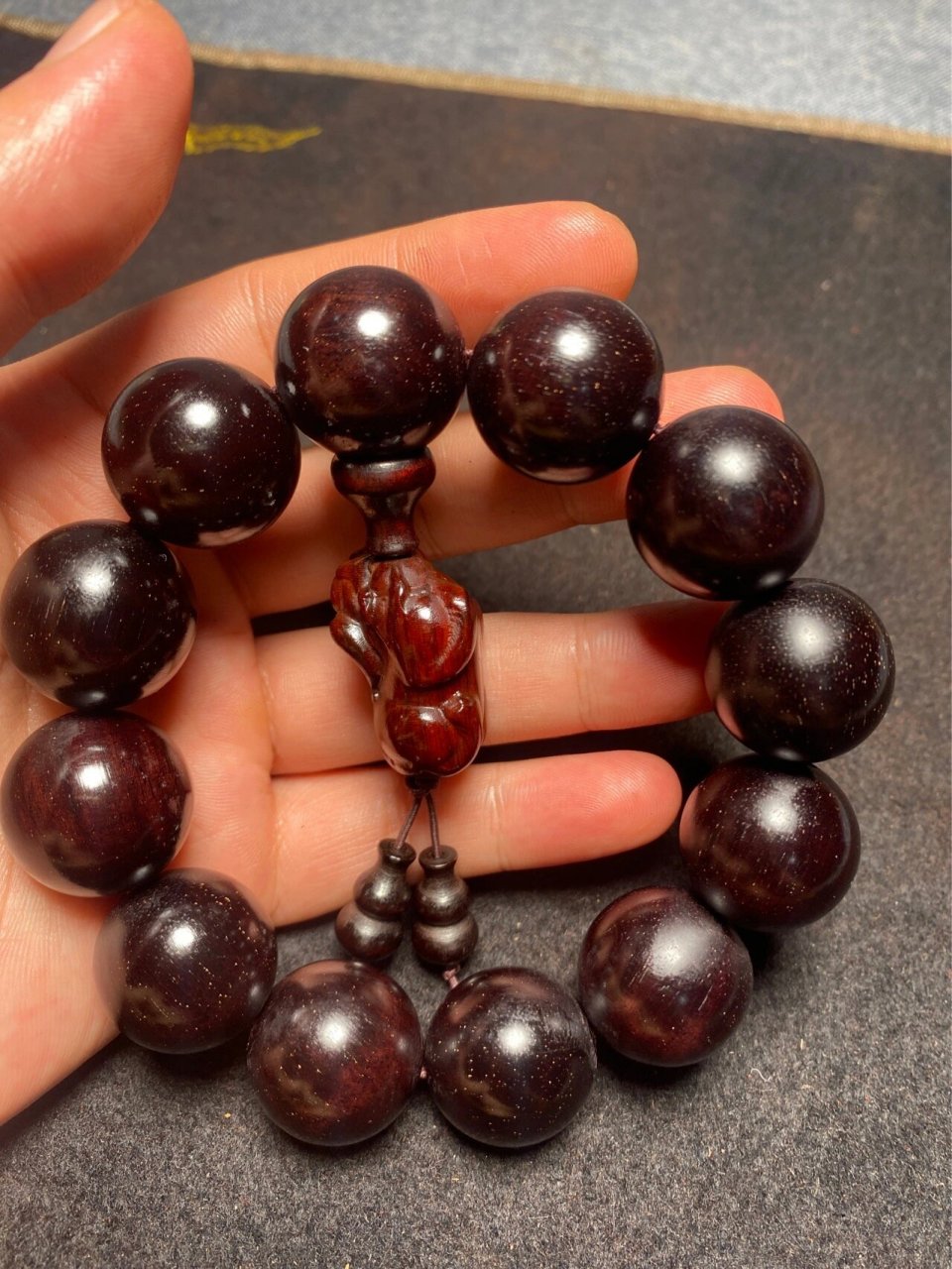 教大家如何分辨真假小叶紫檀 随手一拍,大家分辨的出哪个是真小叶紫檀